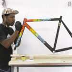 Toons en train de peindre le cadre de ce vélo unique.