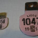 A une époque, les plaques de vélo et les plaques de voiture étaient de même couleur mais de taille différente (collection Luc Vinois).