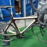 Vélo de course en bois fabriqué en Grèce. Marque Castor.