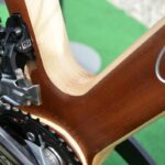 Chaque cadre de vélo en bois Castor est gravé d'un numéro de série.