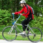 Le Hand Assisted Bike intègre toutes les fonctions classiques du pilotage d'un vélo (direction, freinage et changement de vitesse) au niveau des poignées.