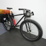 Vélo doté d'une caméra Bolex qui tourne en fonction du rythme de pédalage. Vélo utilisé par Laurent Duthion lors d'un voyage en Arctique.