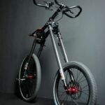 Le vélo MC² en mode sportif, avec la grande roue dotée du pédalier à l'arrière.