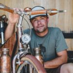 L'artiste américain Brinkley Messick et son vélo qui lui a permis de remporter le concours d'art sur vélo.